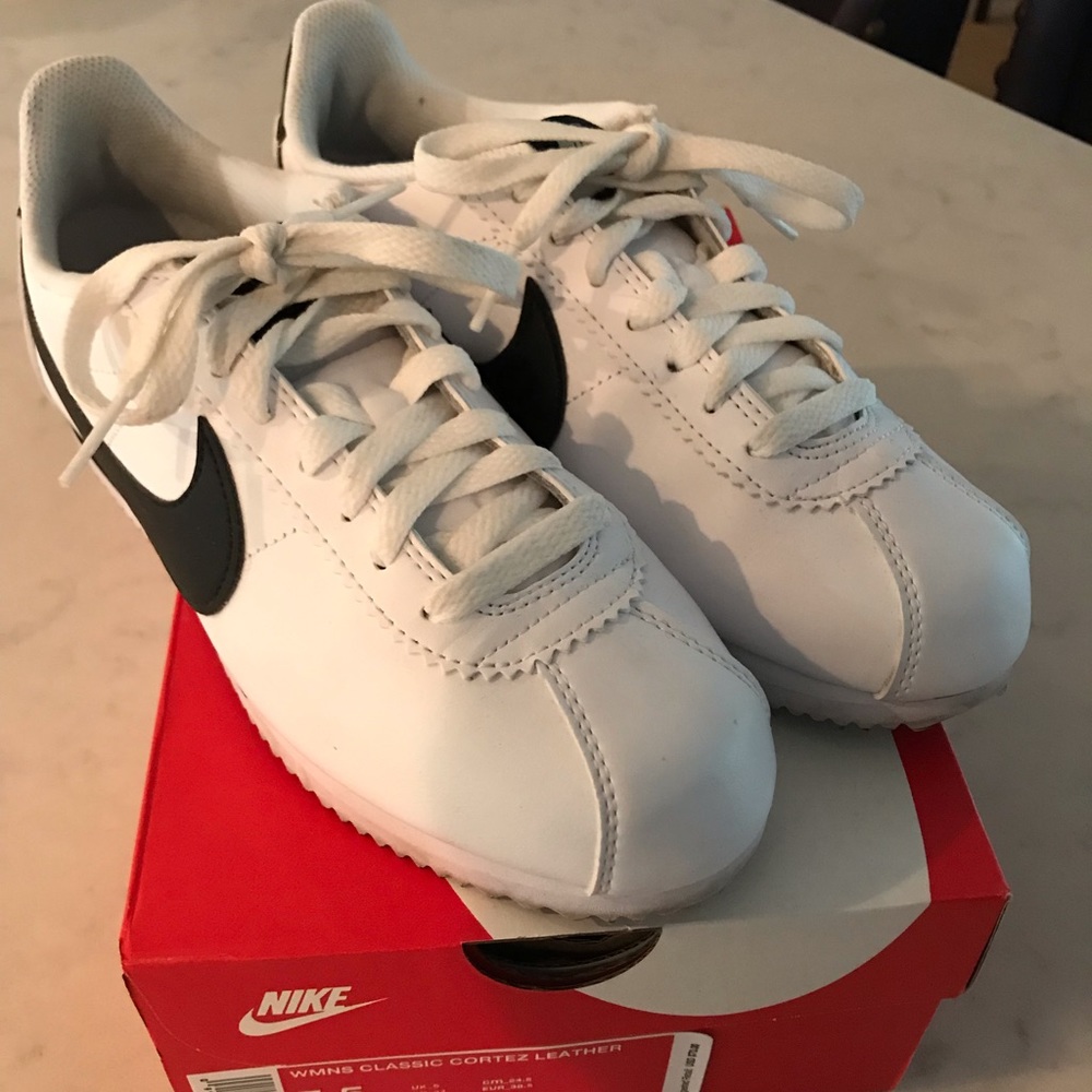 Nike Wmns Classic Cortez - Sz 7.5